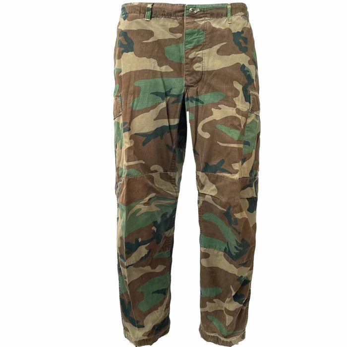 US Army Woodland BDU Trousers are a reliable and functional choice for military personnel and outdoor enthusiasts. 